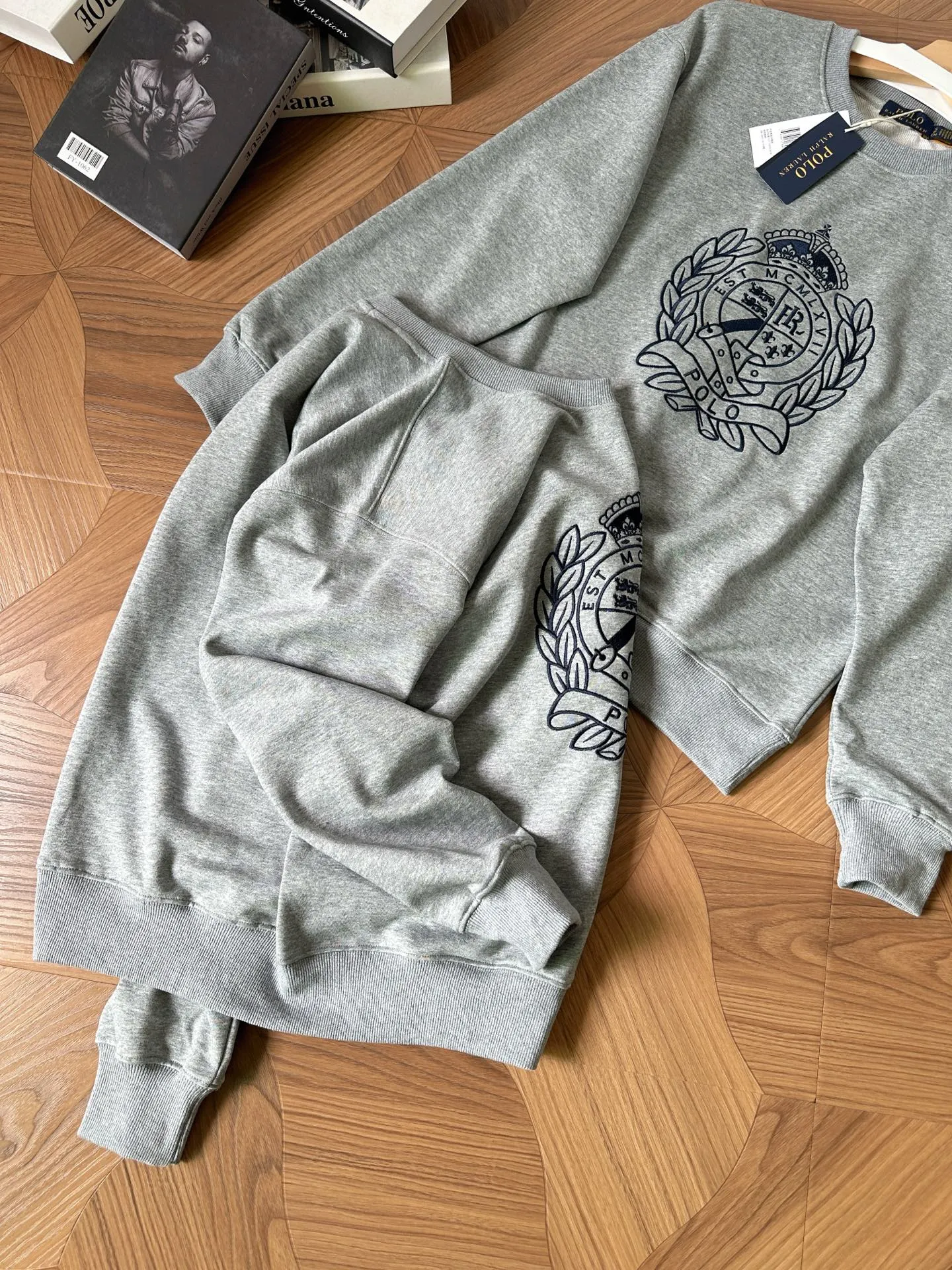 P220 Style No.: RL018] RalphLauren/Ralph Lauren 2025 new autumn and winter terry sweatshirt with medallion pattern embroidered logo Ralph Lauren age-reducing item, the coat fabric is made of 60% cotton➕40% polyester, which not only retains the softness, comfort and breathability of cotton, but also adds the wear resistance and wrinkle resistance of polyester fiber, making the clothes more durable and easy to care for. Even in slightly cooler weather, you won't feel stuffy when wearing it. This kind of fabric has a natural crisp feel and is not easy to pill or deform. The large logo embroidery on the chest is full of color, full of three-dimensionality, and lifelike, adding a bit of liveliness and interest to the entire sweatshirt. There is no pressure to dress, regardless of age or gender. Complete accessories! Color: Gray Size: S-xL S Shoulder width 53 Bust 110 Length 67 Sleeve length 58 M Shoulder width 54 Bust 114 Length 69 Sleeve length 59 L Shoulder width 55 Bust 118 Length 71 Sleeve length 60 xL Shoulder width 56 Bust 122 Length 73 Sleeve length 61